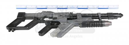 Lot #29 - ALIEN RESURRECTION (1997) - Light-Up AR-2 Rifle - 10