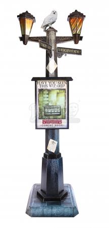 Lot #319 - HARRY POTTER AND THE PRISONER OF AZKABAN (2004) - Have You Seen This Wizard? Promotional Lamp Post - 3