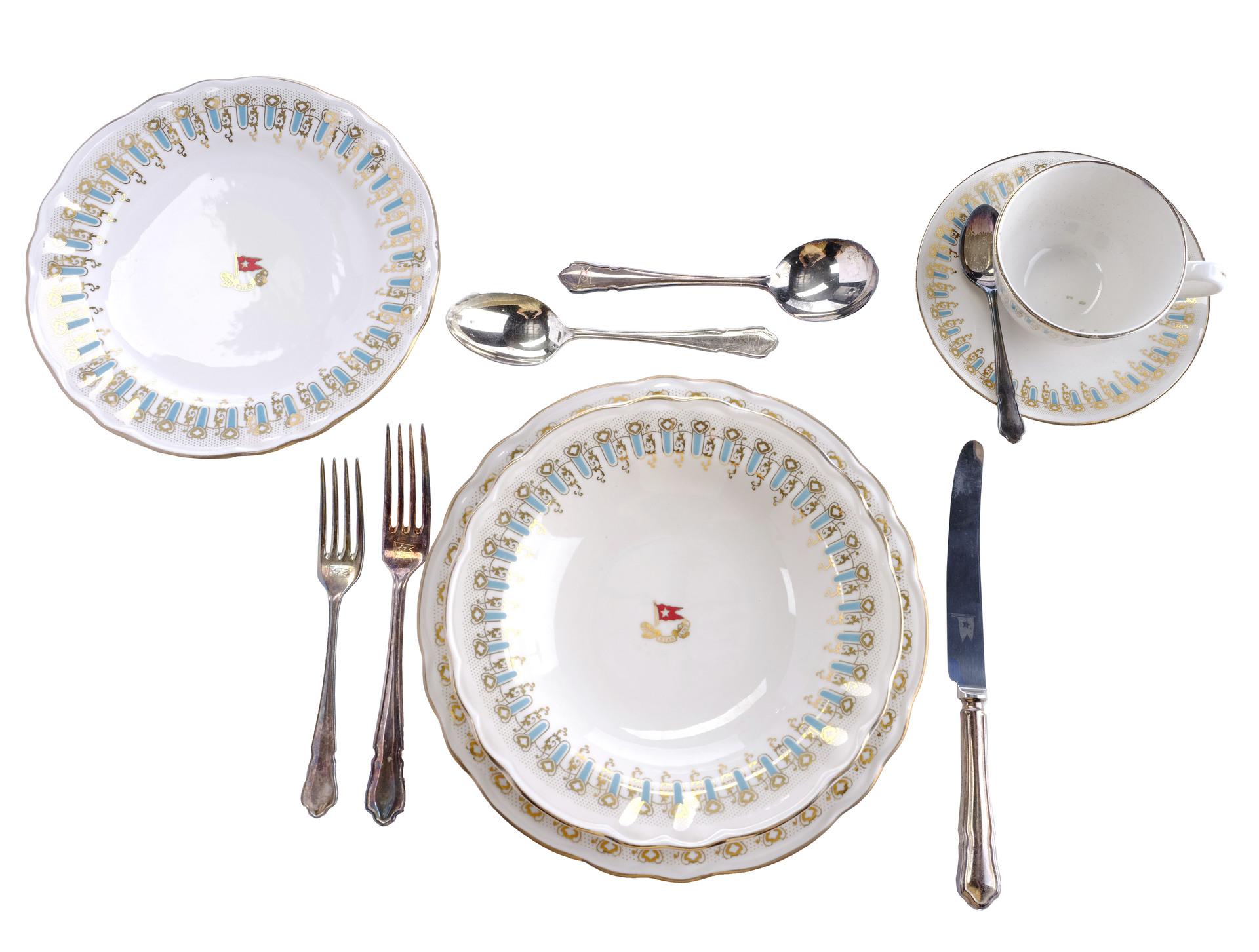 Lot #1057 - TITANIC (1997) - Dinnerware Set